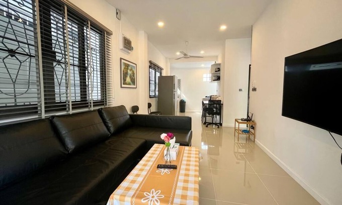 Kathu Casa | Casa Blanca con 2 dormitorios más 1 baño compartido cerca de la cascada Kathu de Phuket