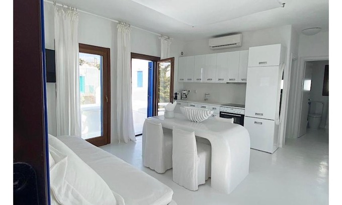 Mykonos Apartamento | White luxury suite with shared pool downtown by Mykonos Eight