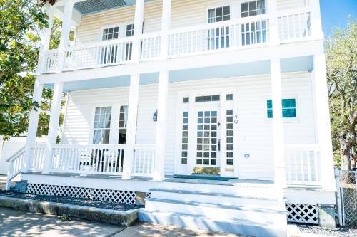 San Jacinto Casa | White Magnolia Galveston - Walk to Beach, Strand, Cruise, Pleasure Pier
