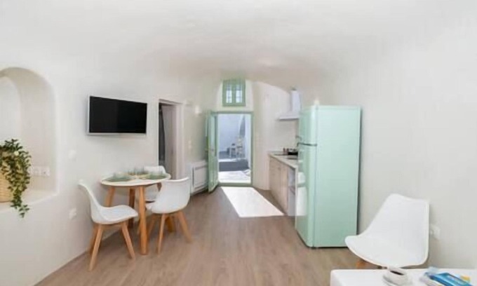 Pyrgos Casa | White Orchid Cave House