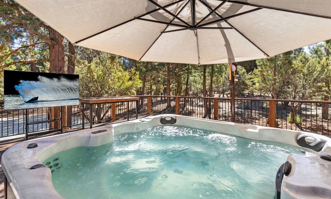Meadowbrook Estates Casa | White Pine Lodge By Destination Big Bear: Single Story Ranch Style Open Floor Plan! Theater!Game Room! Spa! Beautiful Meadowbrook Estates Location!