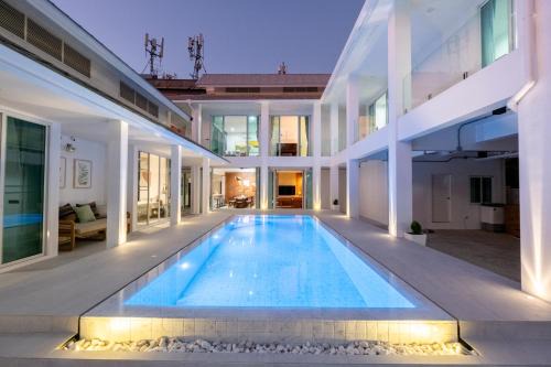 Chang Phueak Villa | White Pool Villa Chiangmai