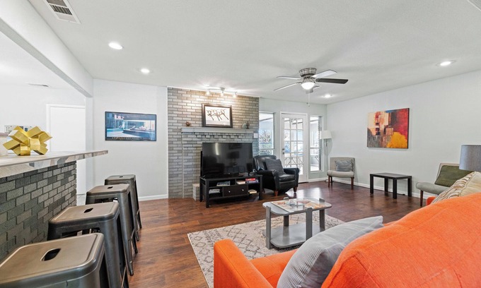 Dallas Casa | White Rock Estate: Graceful 5-Bedroom Home