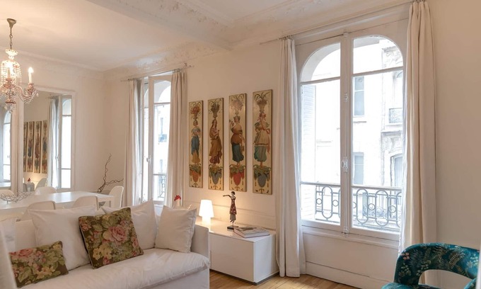 Montmartre Apartamento | White Sacré Character, Light & Local Rhythm 2-Bedroom in Montmartre