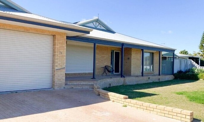 Lancelin Casa | White Sands - Located just 300m from Lancelin’s beautiful Back Beach.