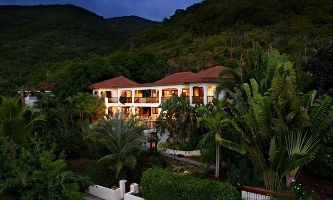 Spanish Town Villa | Playas de arena blanca y con vista al mar en el ambiente tropical.