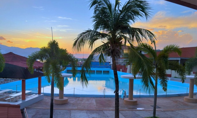 Subic Complejo | Whiterock Beach Hotel + Waterpark