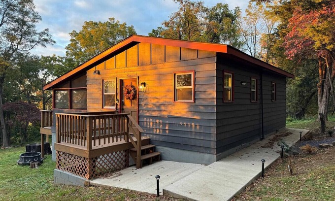 Linden Apartamento | Whitetail Cabin | Couple's Retreat w/ Hot Tub