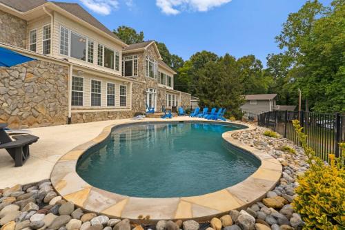 Troutman Casa | Whitetail Cove by AvantStay Lakefront w Pool Private Dock Sleeps 20