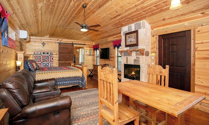 Llano Cabina | Absolutamente encantador Hill Country Cabin OMC The Hideout, jacuzzi, cocina completa!