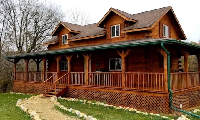 Waterville Cabina | Whitetail Ridge Cabin w/Hot Tub and Swimming Pond