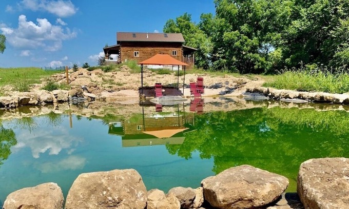 Waterville Cabina | Whitetail Ridge Cabin with Swimming Pond & Hot Tub Jacuzzi