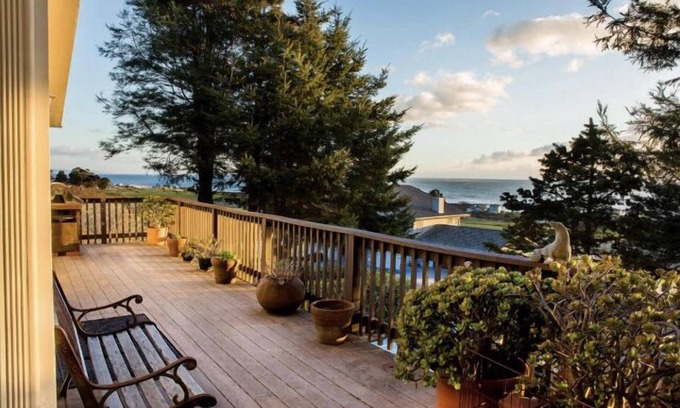 Shelter Cove Cabina | Whitewater Ocean Views, Walk to Beaches, Family Friendly