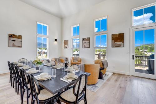 Buena Vista Casa | Whitewater Villa - 5BR Luxury Retreat with Hot Tub