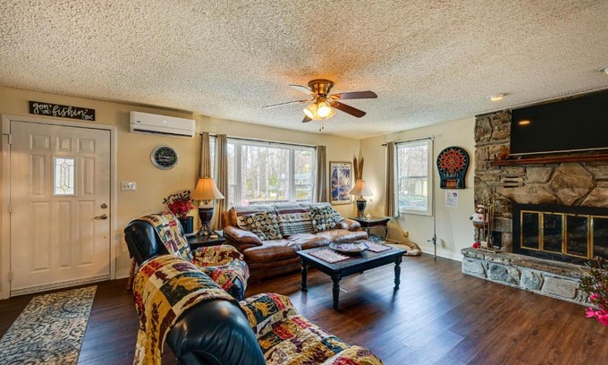 Qualla Casa | Whittier Vacation Rental Cabin with Private Hot Tub