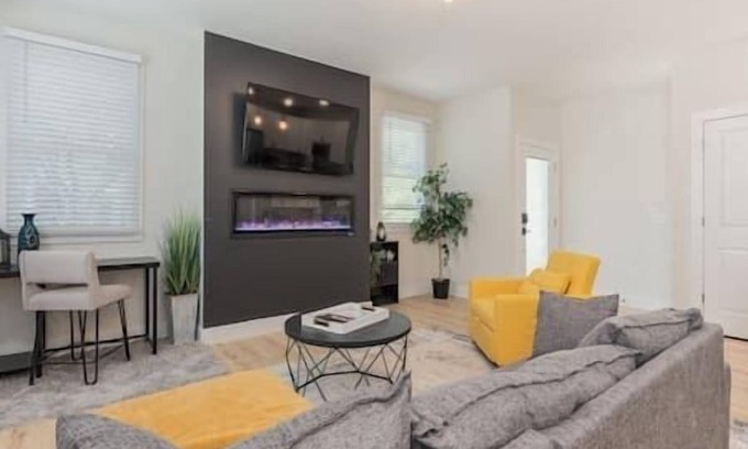 Wilmington Historic District Casa | Whole duplex right downtown!