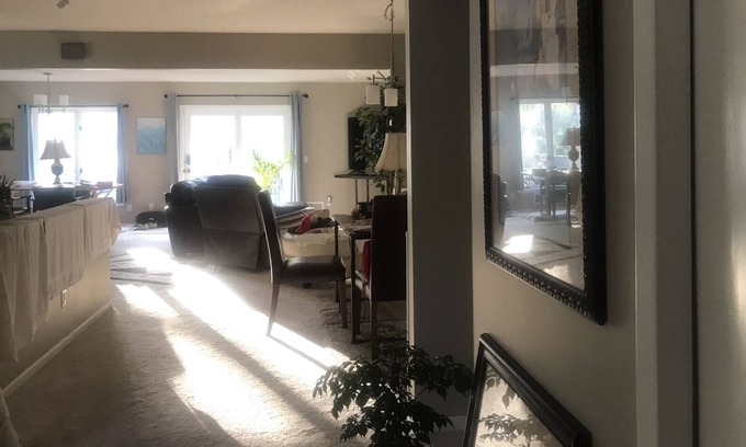East Bloomington Casa | Whole home with spacious kitchen cozy fireplace by airport mall of American