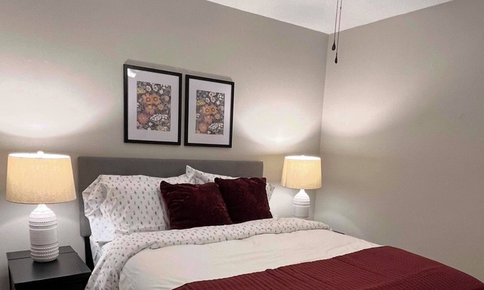 Lewisville Casa | Whole House, No Stairs, King Bed, Kitchen & Backyard Patio
