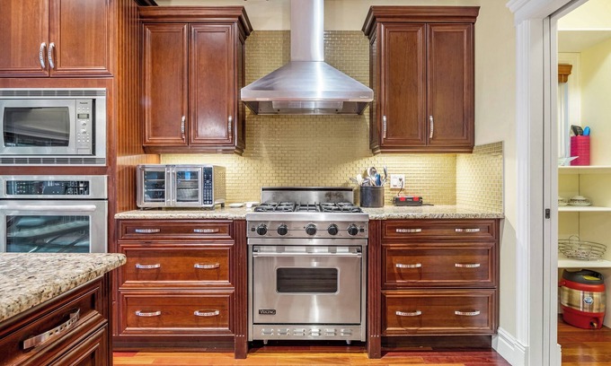 Southwest Calgary Casa | WHOLE HOUSE/ TOP-NOTCH AREA/ 7 BEDROOM/ SLEEPS 23 PERSONS/ FULL KITCHEN