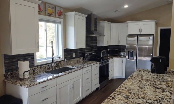 Sevierville Casa | WIDE OPEN! 4 BEDS $189 With MOUNTAIN VIEWS,PET FRIENDLY on 4 ACRES!