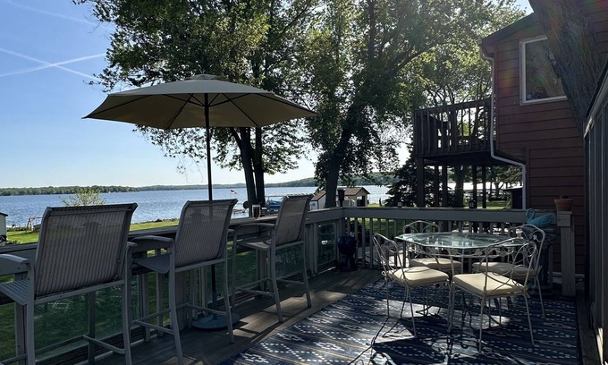 Pewaukee Casa | Wide open lake views and large flat front yard