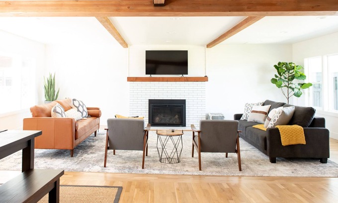 Burlington Otro | Wide Open Spaces and Views! Beautiful, spacious 3bdr Farmhouse