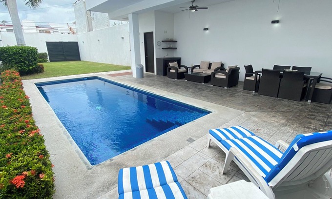 Barra de Navidad Casa | Una experiencia relajante completa en una casa muy cómoda