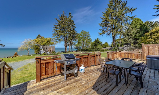 Trinidad Cabina | Wild ocean views, wrap-a-round deck, hot tub, expansive grounds with shared picnic tables