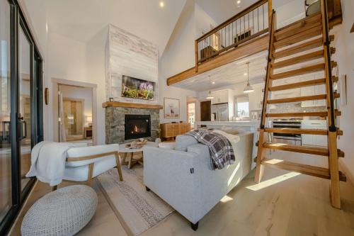 Eureka Casa | Wilderness Club Nest - Modern Cabin Retreat for 9 with Hot Tub