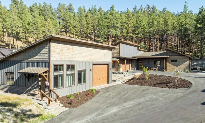 Eureka Cabina | Wilderness Club Quarters – Cozy Home For 4 Near Golf & Shops
