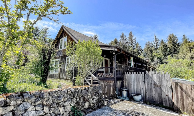 Burnt Ranch Cabina | Wilderness retreat with board games & large porch - mountain views