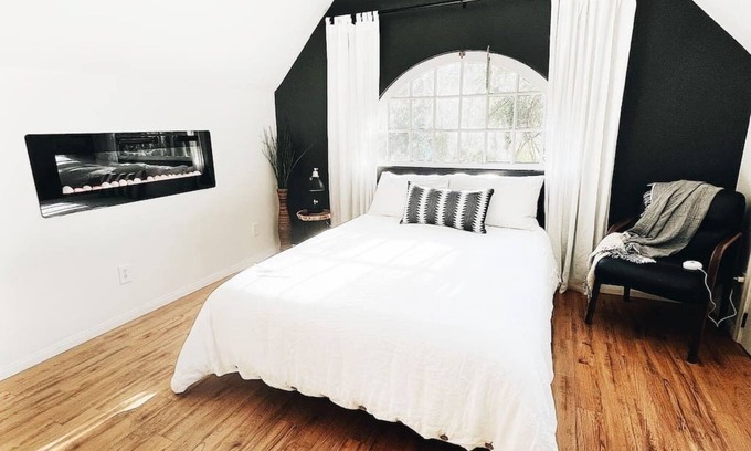 Idyllwild Apartamento | Wildland Loft: Serene Mountain Retreat w Fireplace, AC, Fire Pit, Hammock, Outdo