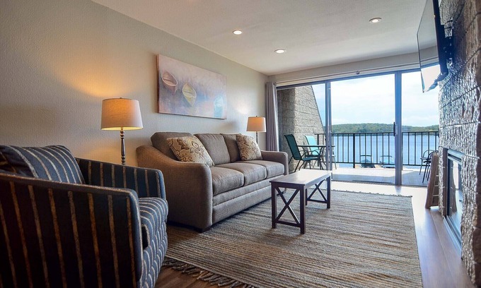 Thayerville Condominio | Will O' The Wisp 202B: Lakefront King Bed Condo, Sleeps 4, Recently Renovated!