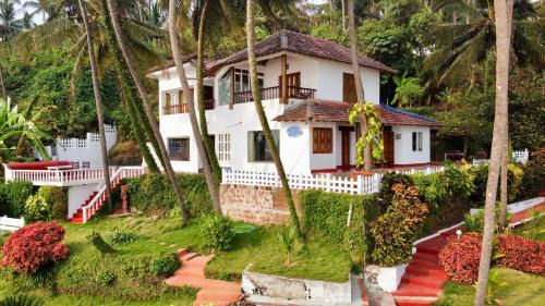Kannur Casa | Willo Stays On the beach Sea view Ocean Hues holiday home