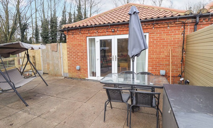 Goxhill Cabaña | WILLOW COTTAGE, pet friendly, with a garden in Barrow-Upon-Humber