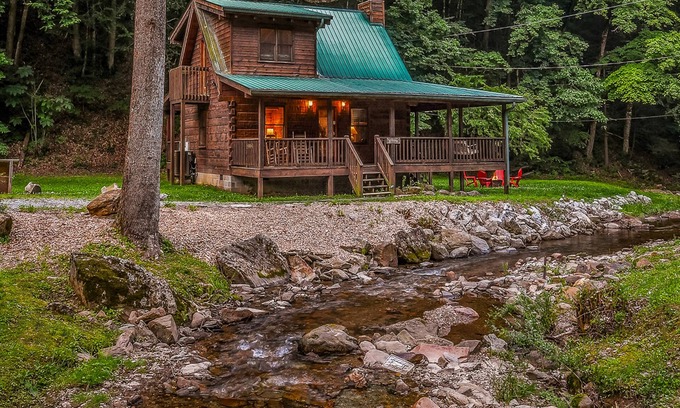 Townsend Cabina | Willow Creek (2-Bedroom Cabin) - Pets Allowed by RedAwning