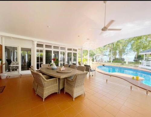 Kewarra Beach Casa | Willow Garden Stays Cairns - Beachfront 4 Bedroom Luxury Holiday Home