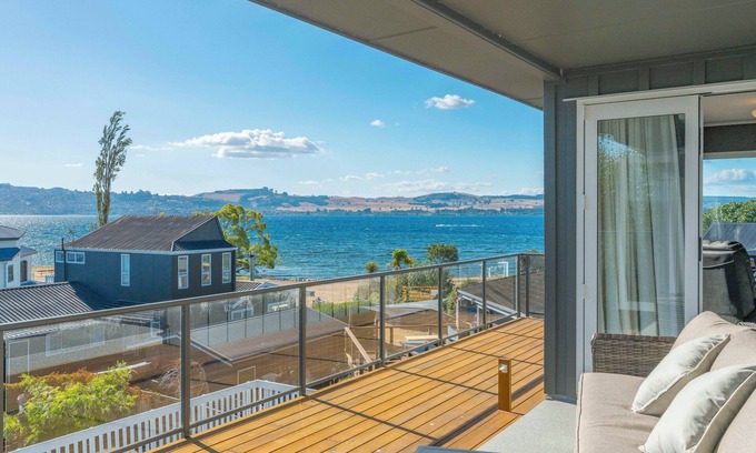 Taupo Casa | Willow Lake House - Lake Taupo Holiday Home