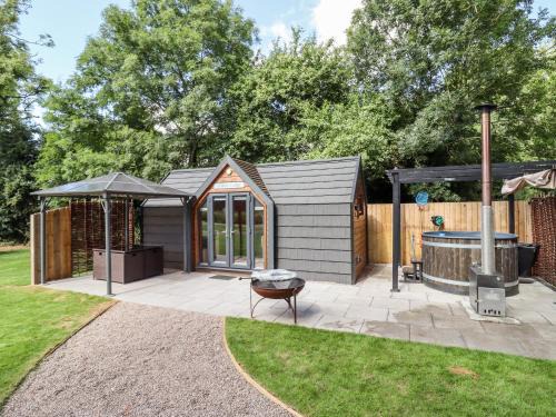 Middleton Cheney Casa | Willow Lodge At Bridge Lake Farm & Fishery