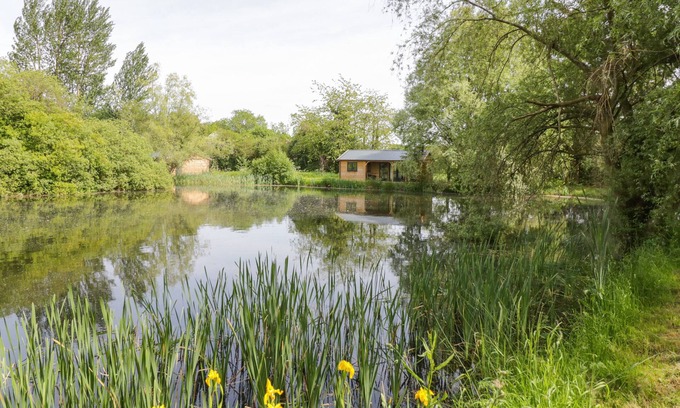 Frankton Cabaña | WILLOW, pet friendly, with hot tub in Dunchurch