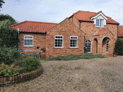 Frampton Casa | willow tree farm cottage with BBQ hut
