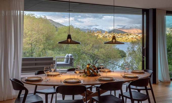 Kelvin Heights Casa | Willow Waters | Lakeside luxury with all day sunshine & fantastic outdoor living