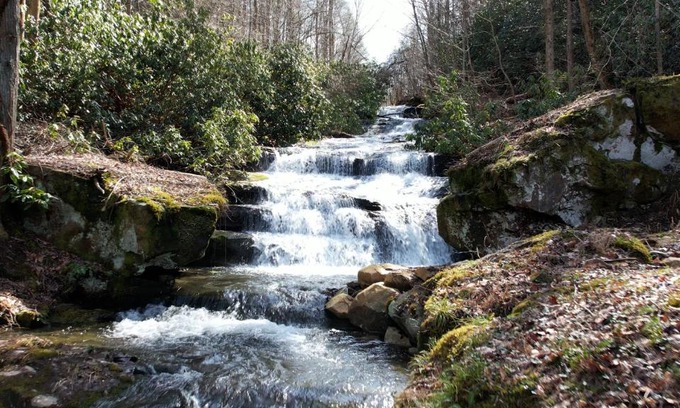 Cosby Casa | Wills Barn 2 Queen bedrooms - private 36-acre resort with 6 homes amazing waterfall
