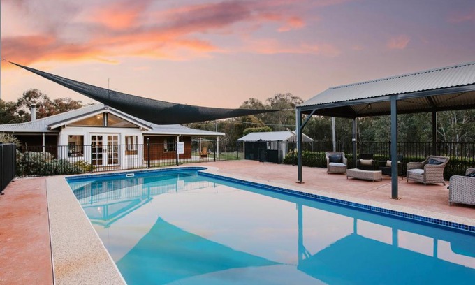 Budgee Budgee Casa | 'Wilpine' Poolside Country Luxury near Town