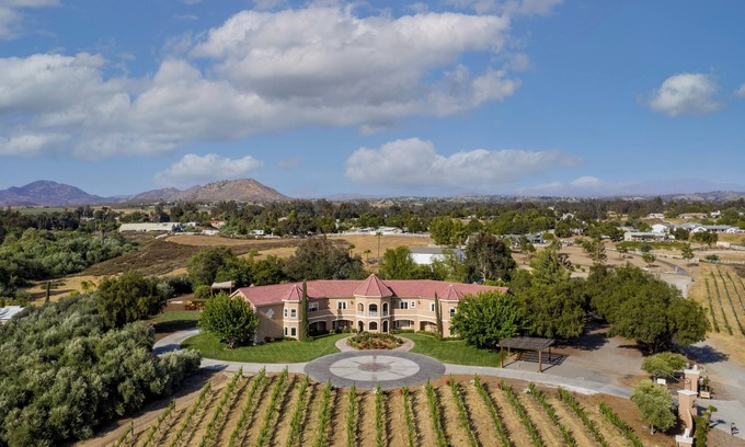 Temecula Villa | Wilson Creek Manor By AvantStay | Sleeps 10! Amazing Estate w/ Pool & Game Room