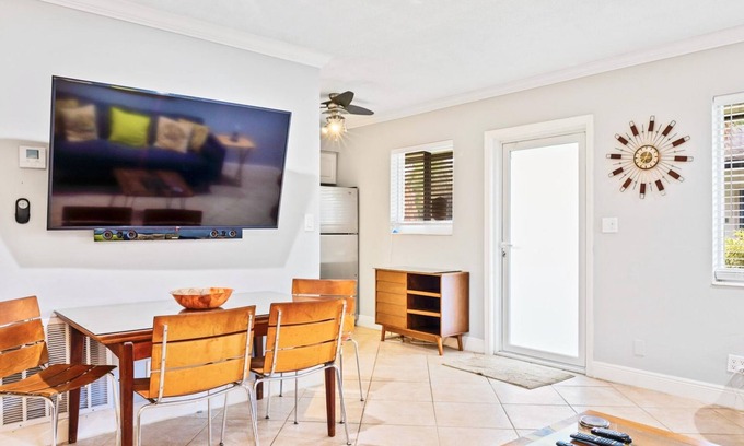 Wilton Manors Apartamento | Wilton Manors 2BR Charm Walk to the Drive