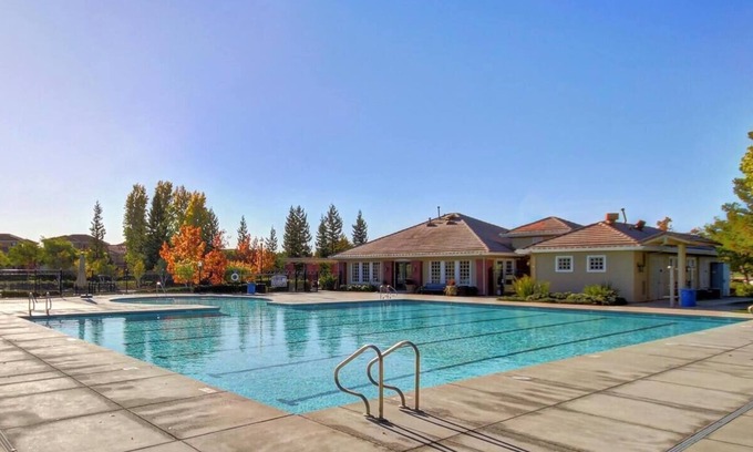 Westlake Casa | WIND HOUSE Lujo al lado del centro de la ciudad OldTown Aeropuerto SleepTrain Arena Piscina Sauna