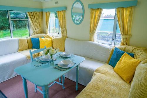 Priors Marston Apartamento | Wind In The Willows: Sleeps 4, Kitchen, bathroom, lounge, WIFI