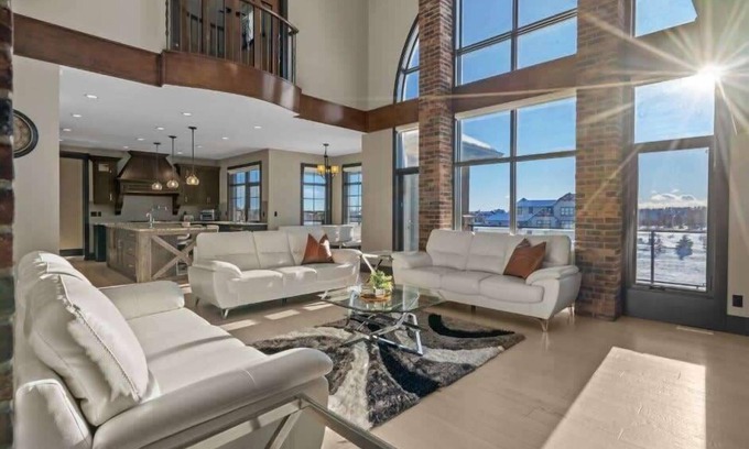 Springbank Casa | Windhorse Manor | No Service Fees | Patio & BBQ