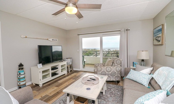 Crescent Beach Apartamento | Windjammer 109 - Comfortable Ocean View Condo, 2BR, Great Rates, Elevator &